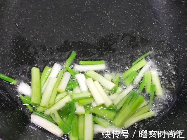 小葱拌豆腐|小葱拌豆腐要想做出来饭店的味道,掌握1个技巧,大厨吃了都说好