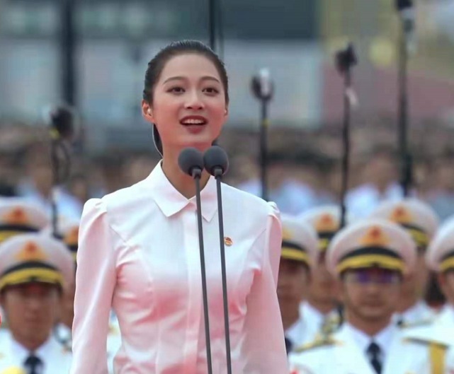 大会|庆祝大会领诵女孩火了！穿白衬衫昂首挺胸超美，170身材不输模特