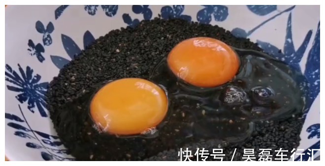 1碗芝麻2个鸡蛋,教你一种新做法,松软又拉丝,大人孩子抢着吃