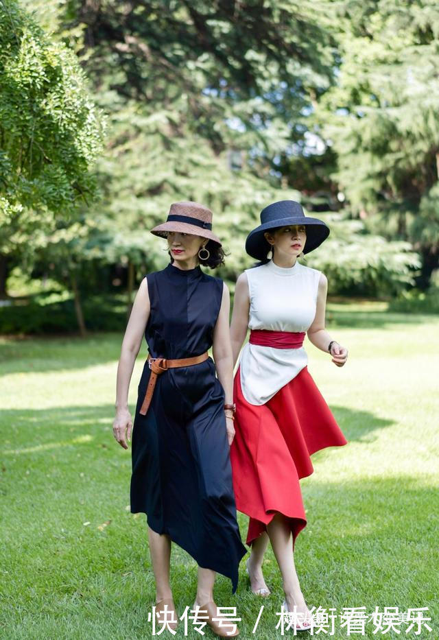 女人50岁以后,早秋少穿运动鞋,瞧三木妈妈这样穿,优雅显气质