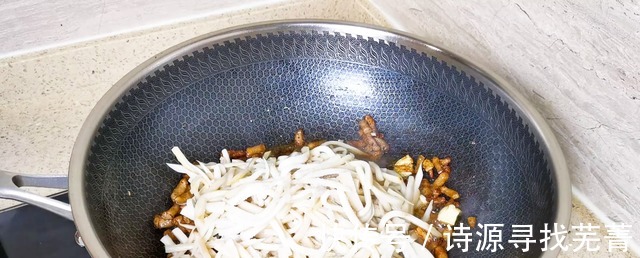 上饭店经常点的这道菜,简单易做,上桌就抢光,全家都喜欢!