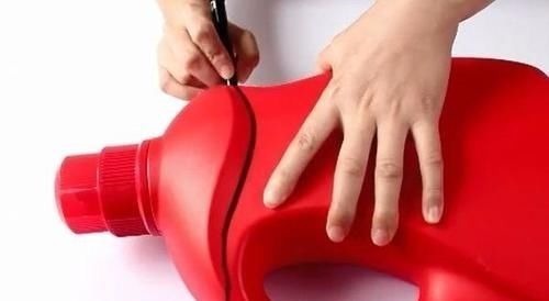 洗衣液瓶身切一圈，挂在卫生间超实用，家家户户都需要一个！