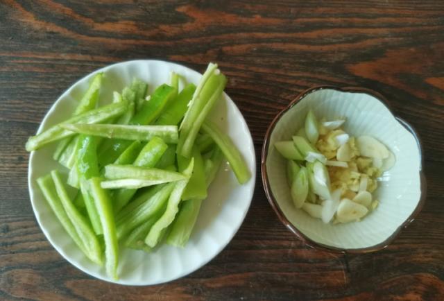  锅中|1把平菇，1块豆腐，简单的家常菜，味道营养不输大鱼大肉
