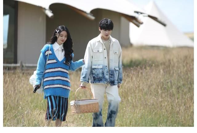 李莎旻子晒情侣聊天记录,看到隔壁老樊的搭讪方式,朋友直呼好蠢