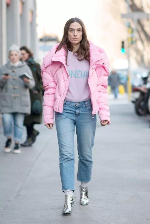 搭配 女人过了40岁,买羽绒服尽量不要挑这3种''廉价色'',显老没气质