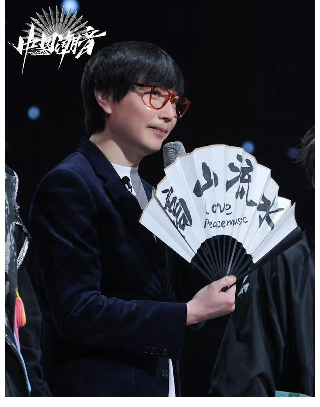 中国潮音张亚东C位，大张伟薛之谦一左一右，张靓颖靠边坐很合理