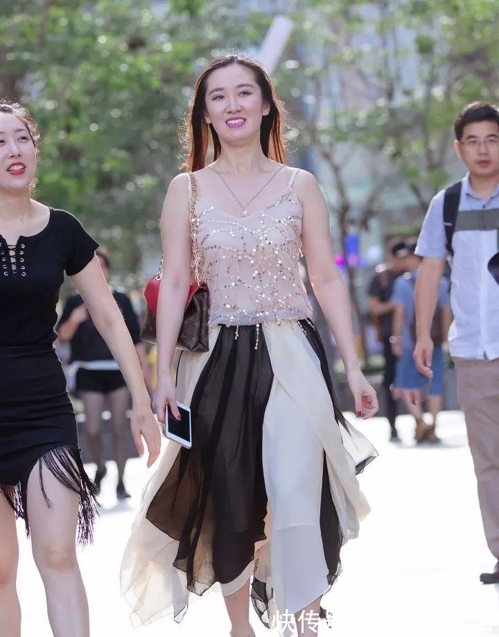 亮片|初秋穿搭别太单调，亮片短衫+条纹半身裙，尽情演绎假日浪漫风情