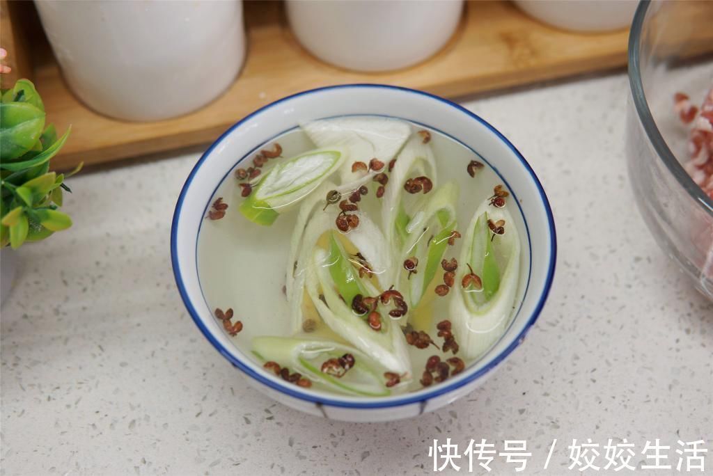 炸肉丸子时,切记“2用2不用”,丸子酥香松软,久放也不变硬