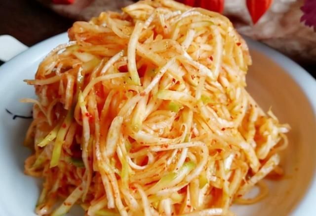 喜欢|腌芥菜时,别只会放盐,多加3招,芥菜丝脆爽入味,比辣白菜好吃