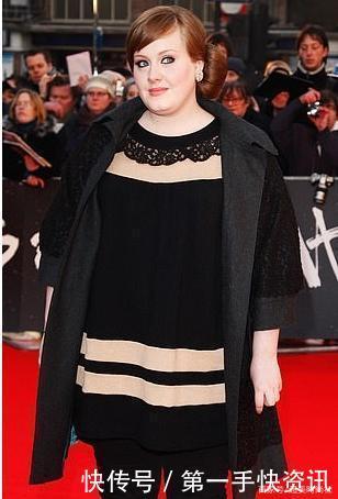 满头|阿黛尔穿绑带泳衣素颜上街,扎满头小辫扮嫩,却因穿错衣服被抨击