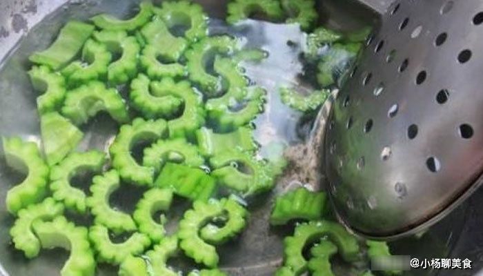 苦瓜新吃法：不炒鸡蛋做凉拌菜，开胃下饭苦味淡