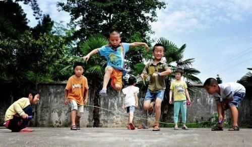 dn弟弟14岁身高179,哥哥18岁却只有170,爸爸难道是抱错了孩子