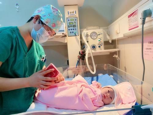 满月|新生儿首月养护重点:发育特点、喂养、身高体重指标,家长收藏