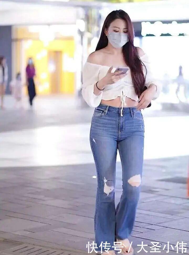 美女街拍可别小看了“喇叭裤”,“大胯肩宽”就要这么穿,才更有女人味