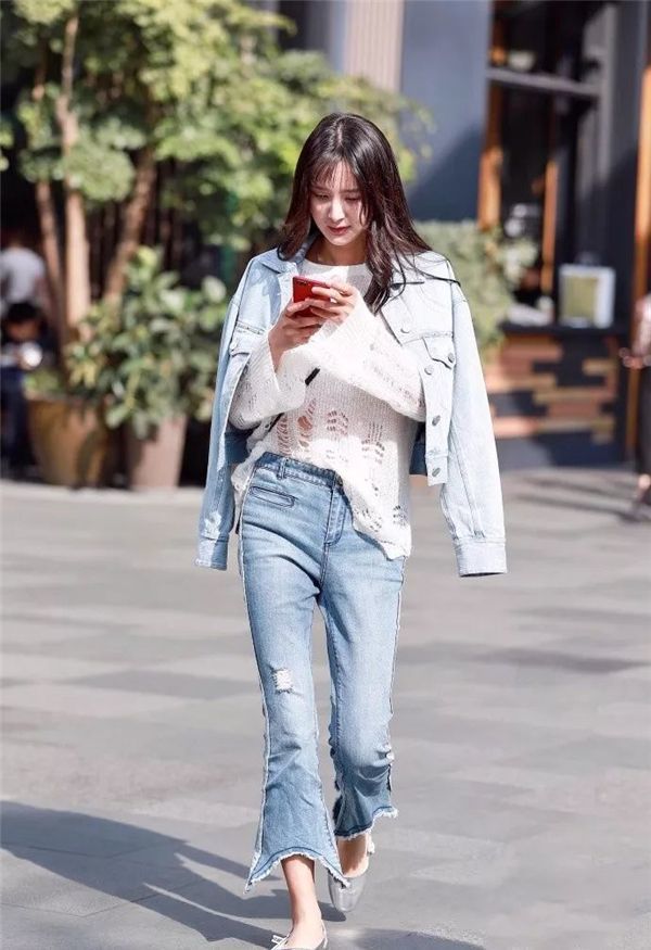 街拍:清纯气质感穿搭,身穿白色连衣裤套装,干净利落