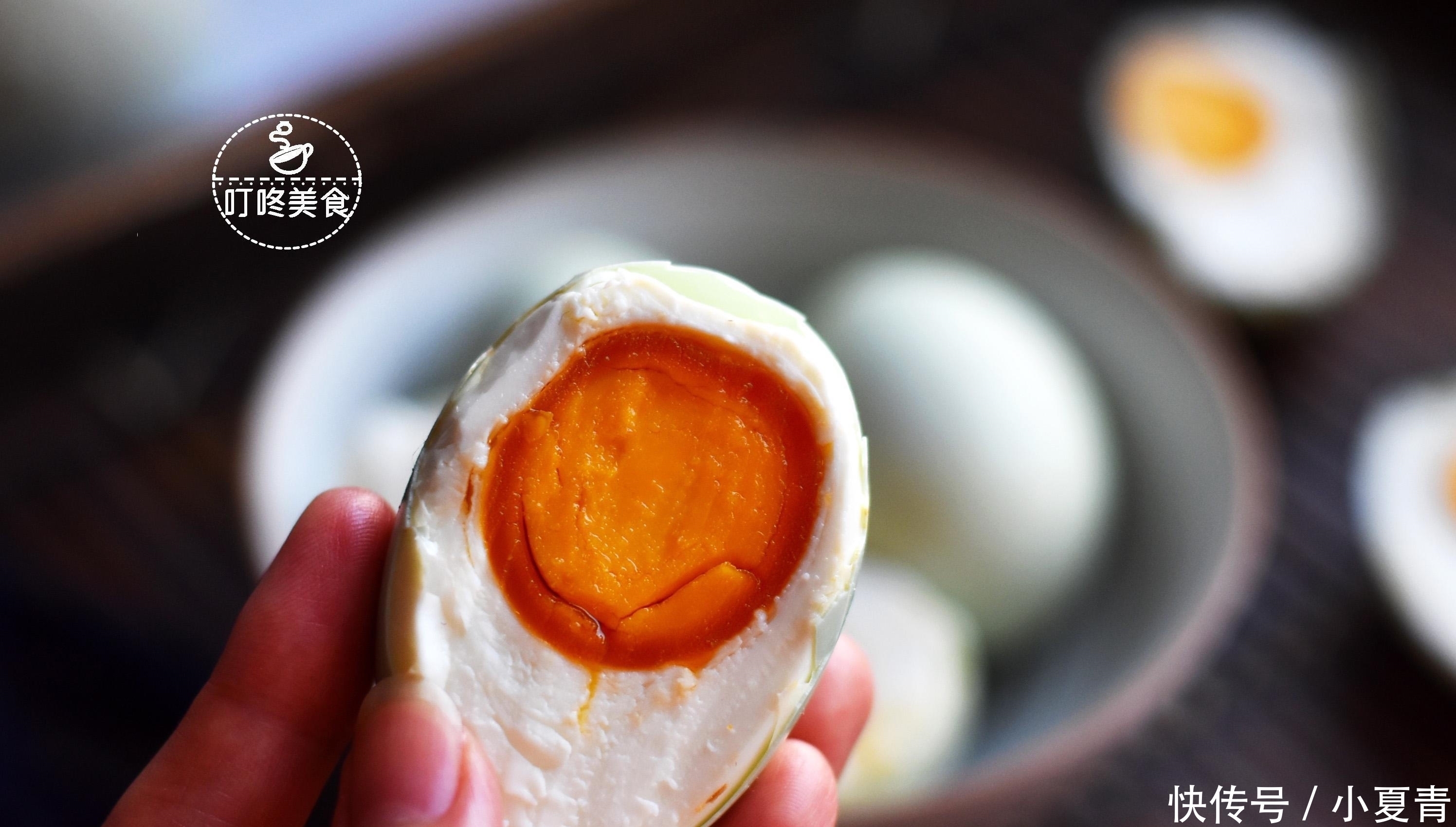 想吃咸鸭蛋不用买,教你腌制特简单,学会此方法,个个起沙又流油