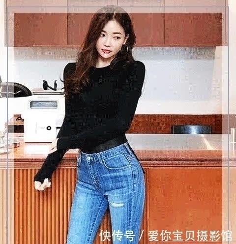 小姐姐紧身牛仔裤穿着优雅,搭配简洁,显得更时尚、更美观