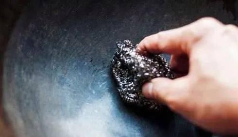 不管铁锅多锈多旧,倒些它们泡一泡,几分钟变新锅,学会一生受用