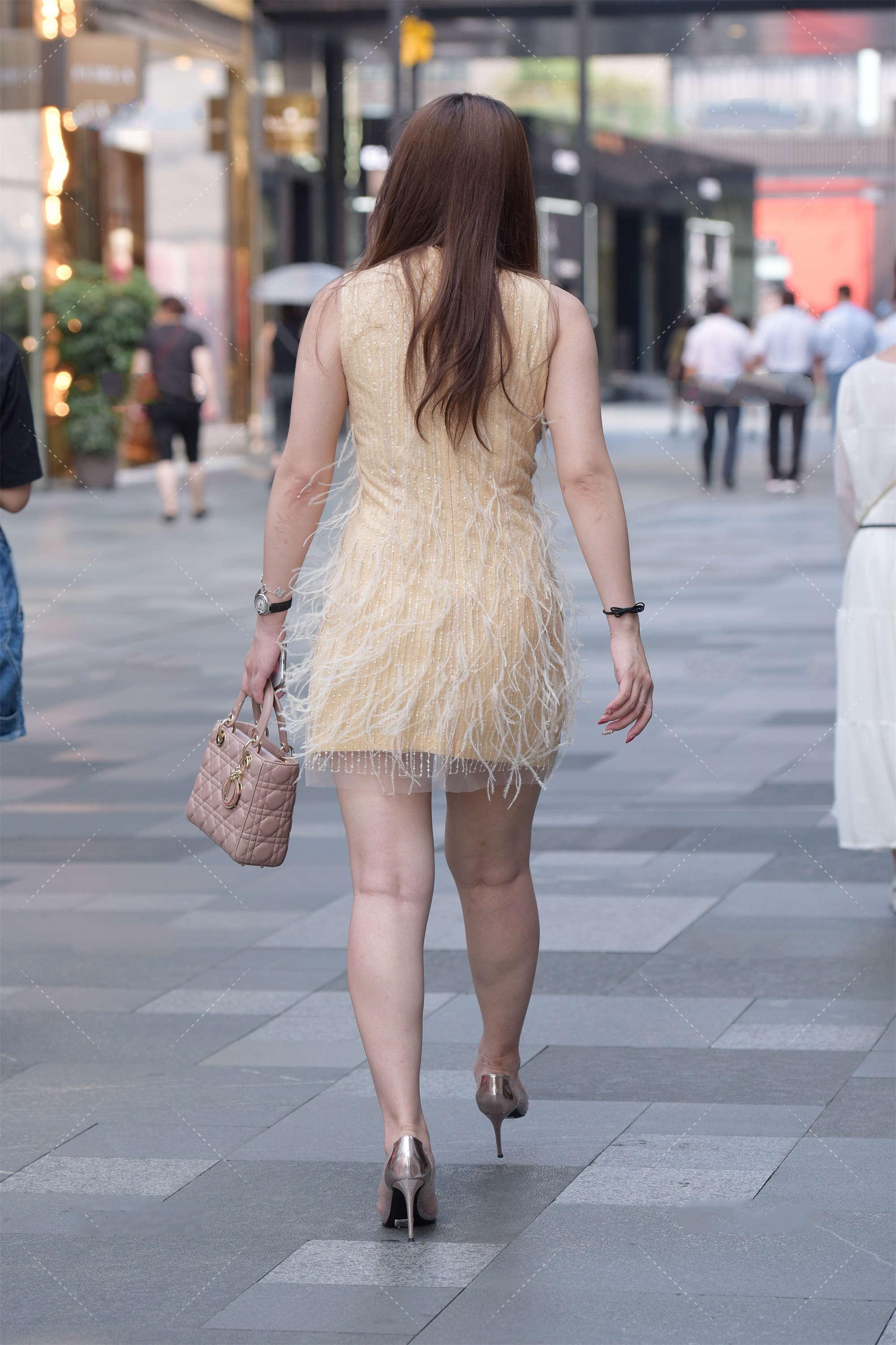 连衣裙|街拍:黄色羽毛连衣裙, 搭配银色高跟鞋, 可爱优雅