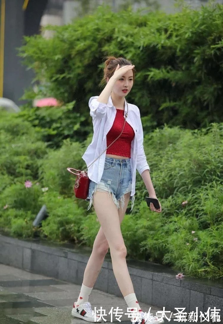 抹胸|美女街拍红色抹胸搭配牛仔短裤,将时尚玩出新高度
