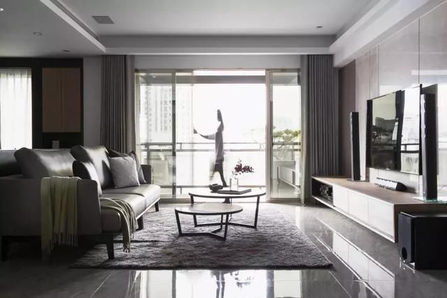 地砖|客厅连接阳台,要不要装隔断门?幸好我精明,一锤下去赚了好几万