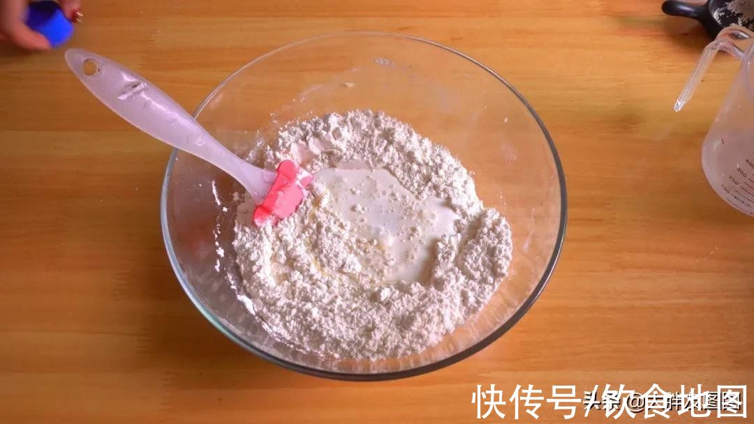 如棉花般柔软，软到让人不知所措的糖心小面包，撕开之后馋哭