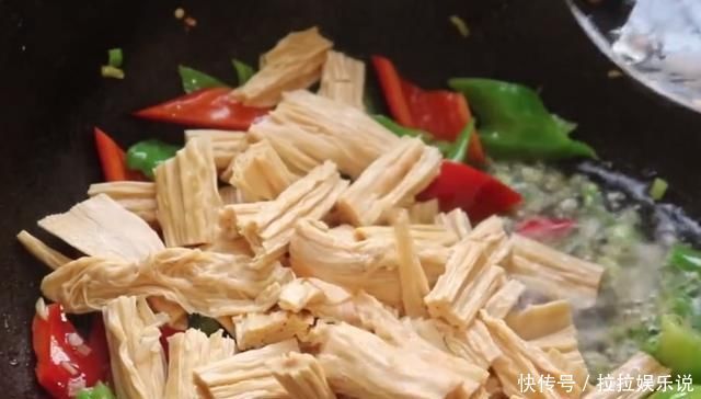 腐竹这样做才叫香,简单快速,入味下饭又解馋,不吃撑都停不下来