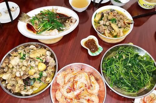 电饭煲|一桌人吃饭只有4道菜,还被夸,有一道菜价值200元,上档次有面子