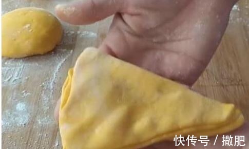 我家隔三差五做一次此饼，不用放一滴水，色香味俱全，刚上桌吃光