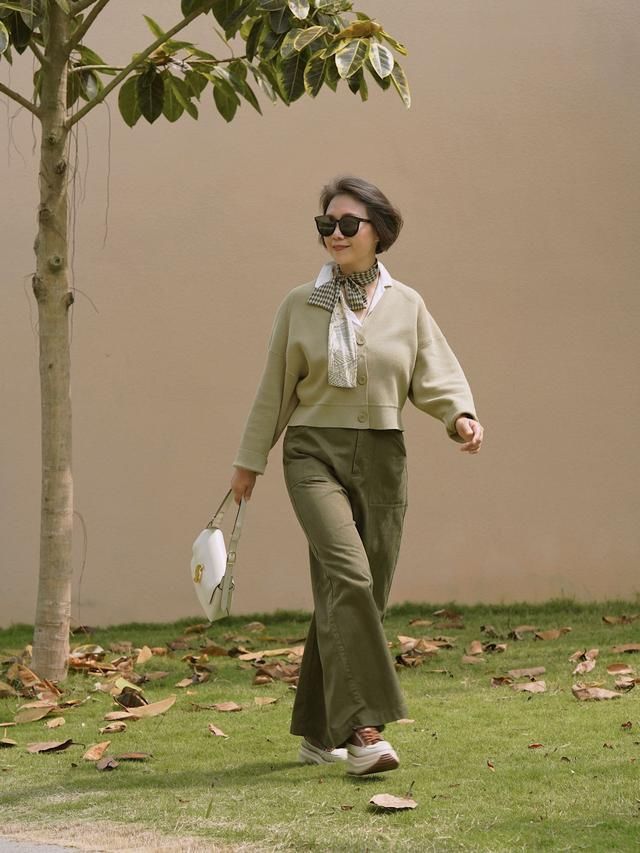 讲真！穿优衣库就服这些50+女性，她们的早春穿搭，时髦高级