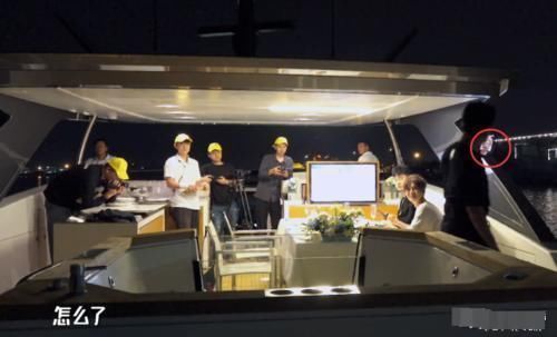 节目组没收手机,邓超给孙俪打视频,谁注意鹿晗在干吗?