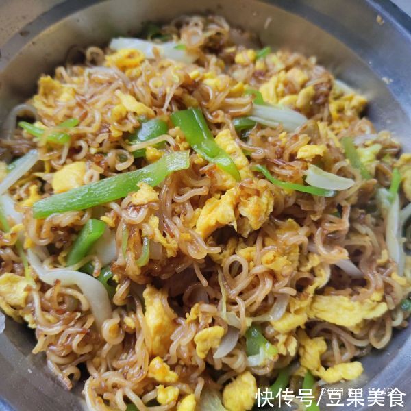 莴笋|简单快手又下饭的炒面,吃起来那叫一个香