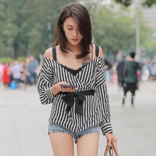 气质|时尚街拍黑色紧身吊带装外穿的妹子,气质过人,走路带风