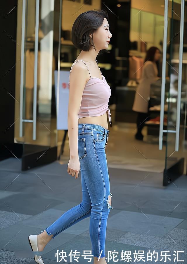 穿搭|蓝色紧身牛仔裤搭配粉色短款上衣,清新又自然,显瘦还显高