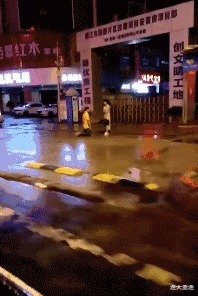 |搞笑GIF:小姐姐过个生日还被嘲讽单身,下次我陪你过吧!