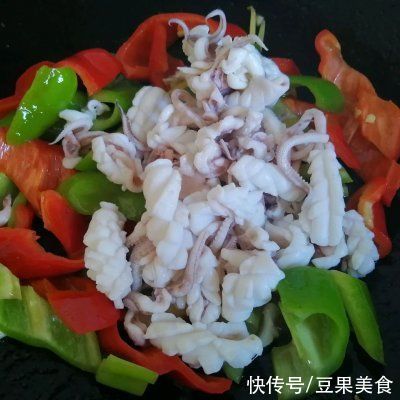 青红椒|你青红椒爆炒鱿鱼花的正宗做法，简单几步，越吃越上瘾