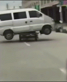 |搞笑笑话,动图:一拳一个歹徒,轻轻松松