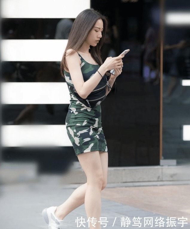 高贵|连体裤搭配复古礼帽,美女美得很高贵!