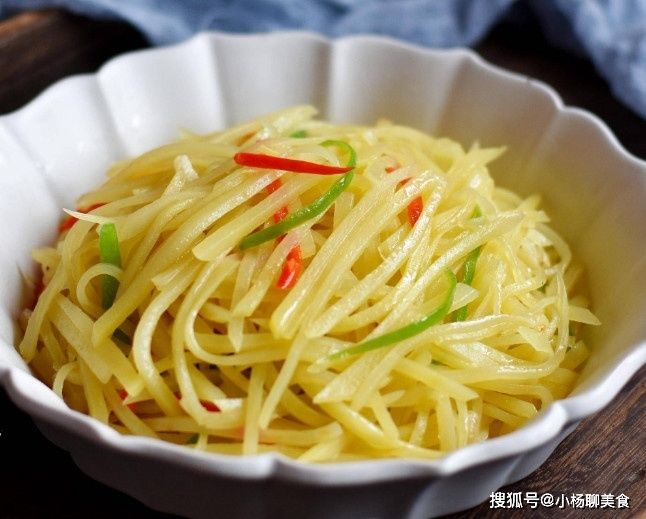 炒土豆丝，别只知道乱放醋，大厨教你一招保证酸辣脆爽！