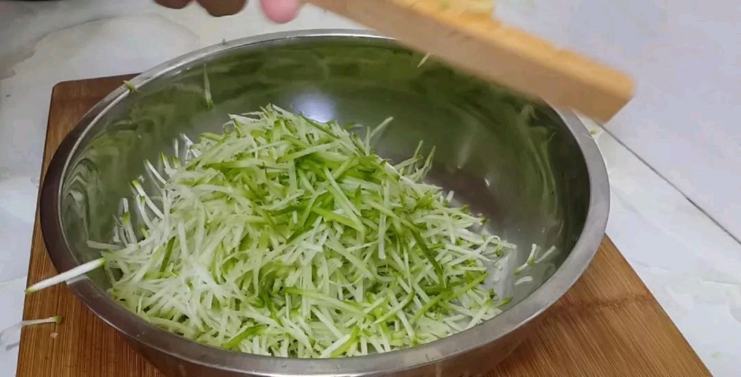 到吃萝卜的时候,我教你怎么做萝卜肉丸它们味道鲜美,但不油炸你吃得越多,它们就越香