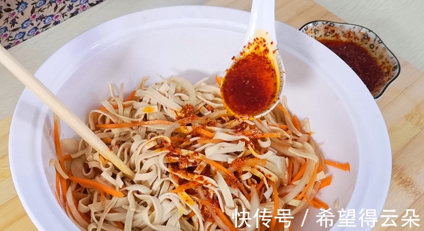 洋葱|夏天,凉菜如此做,上桌就抢光,开胃下饭,比吃肉还过瘾,太香了!