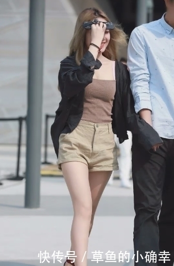 吊带|街拍:吊带搭配短裤,美腿白皙娇嫩,粉润脸庞更加迷人