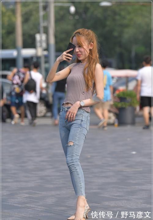 红色高跟鞋|美女穿搭：灰色粉红色的细针织与轻牛仔裤，纯净优雅，光滑浪漫
