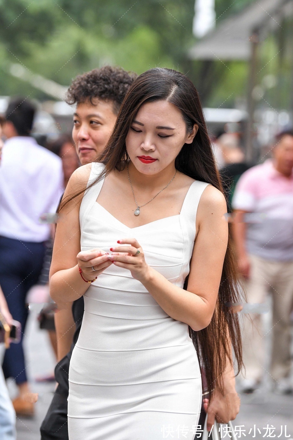 高跟鞋 微胖型的女神，身穿白色的包臀裙，搭配亮眼的高跟鞋，显得很时尚