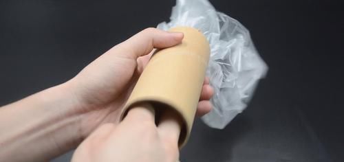 保鲜袋用完后的纸筒不要扔,原来放在家里特别实用,方法太赞了