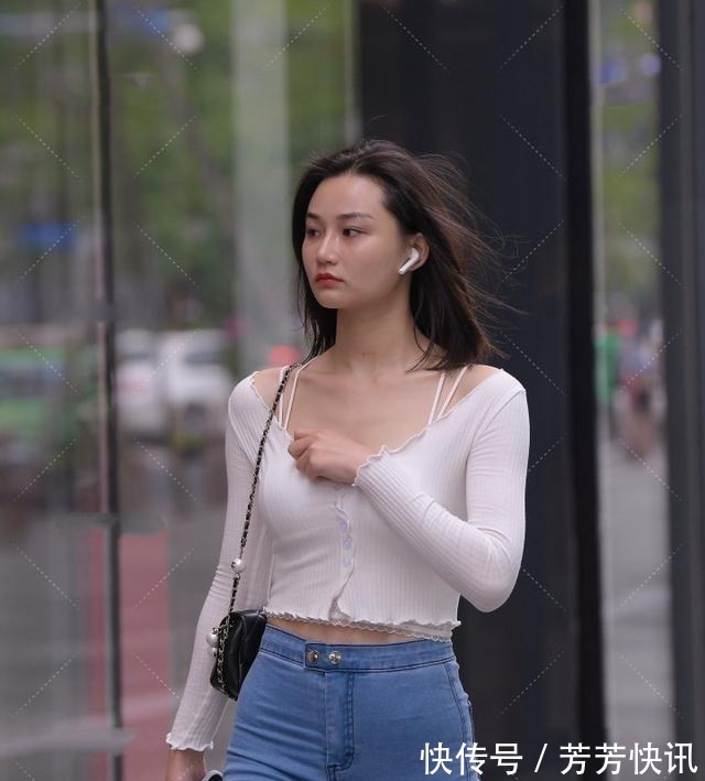 搭配 黑色打底裤搭配白色上衣,很有穿搭感的穿搭,非常有气质!