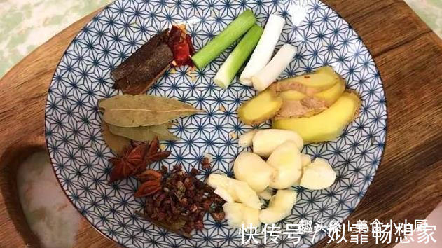 炖鸡时,有人直接炖,有人焯水,全不对,教你最正确做法,老香了