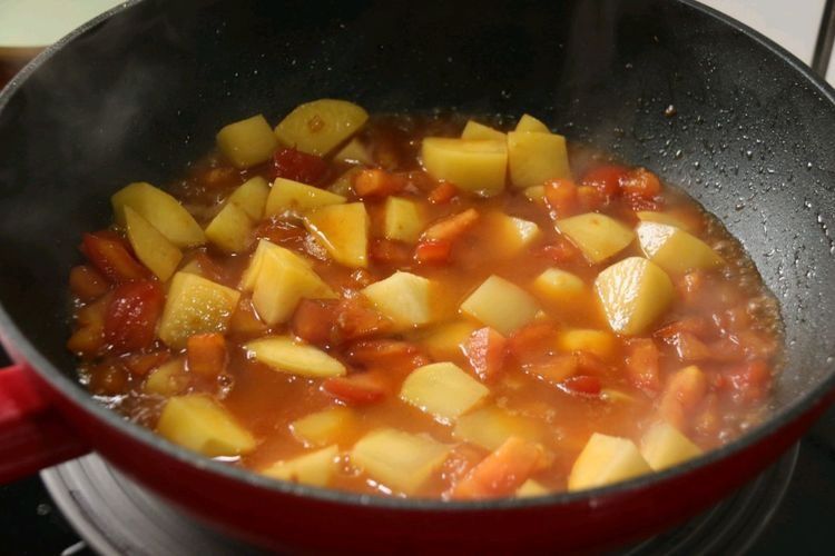 2个土豆加2个西红柿，简单一烧，比肉还好吃