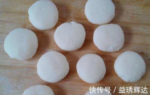 糖液|做炸糖糕，掌握2个技巧，不开裂不漏糖，外酥里软，个个空心