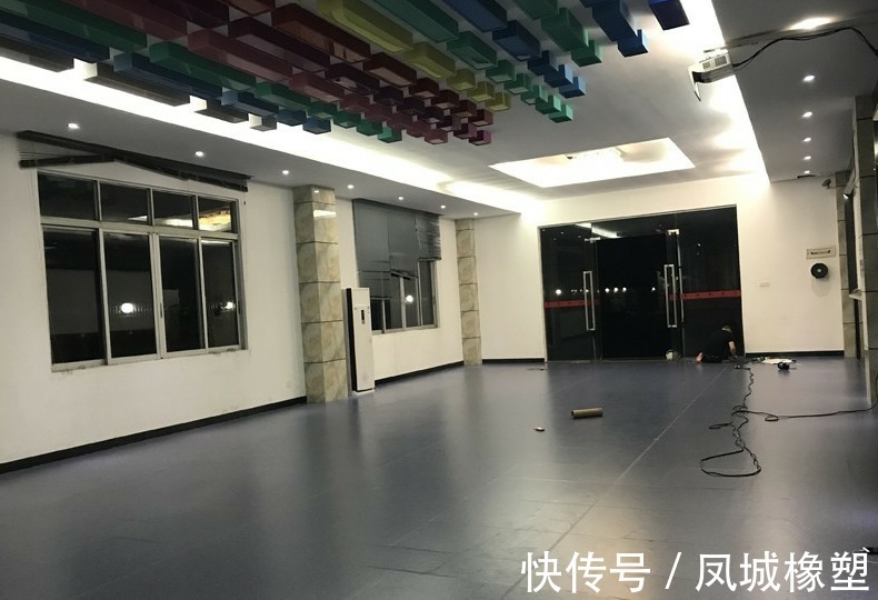 水泥自流平|装修人员必看:PVC地板可以直接铺瓷砖地面上吗?